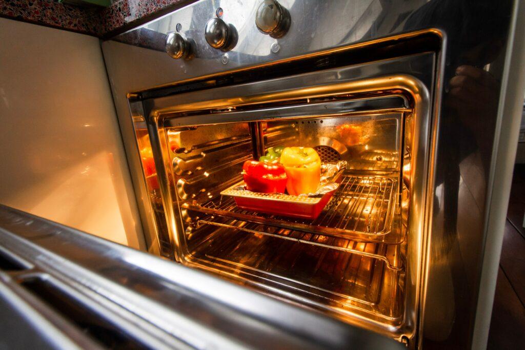 Jak wyczyścić piekarnik domowym sposobem?